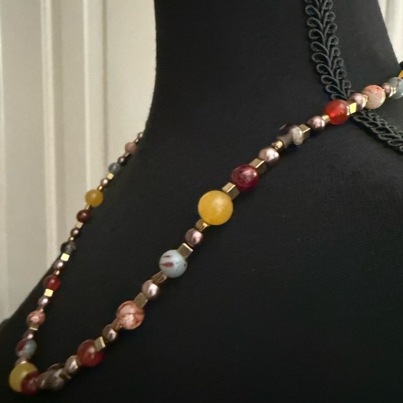 Elegant Multicolor Beaded Necklace - Picture 4 of 8